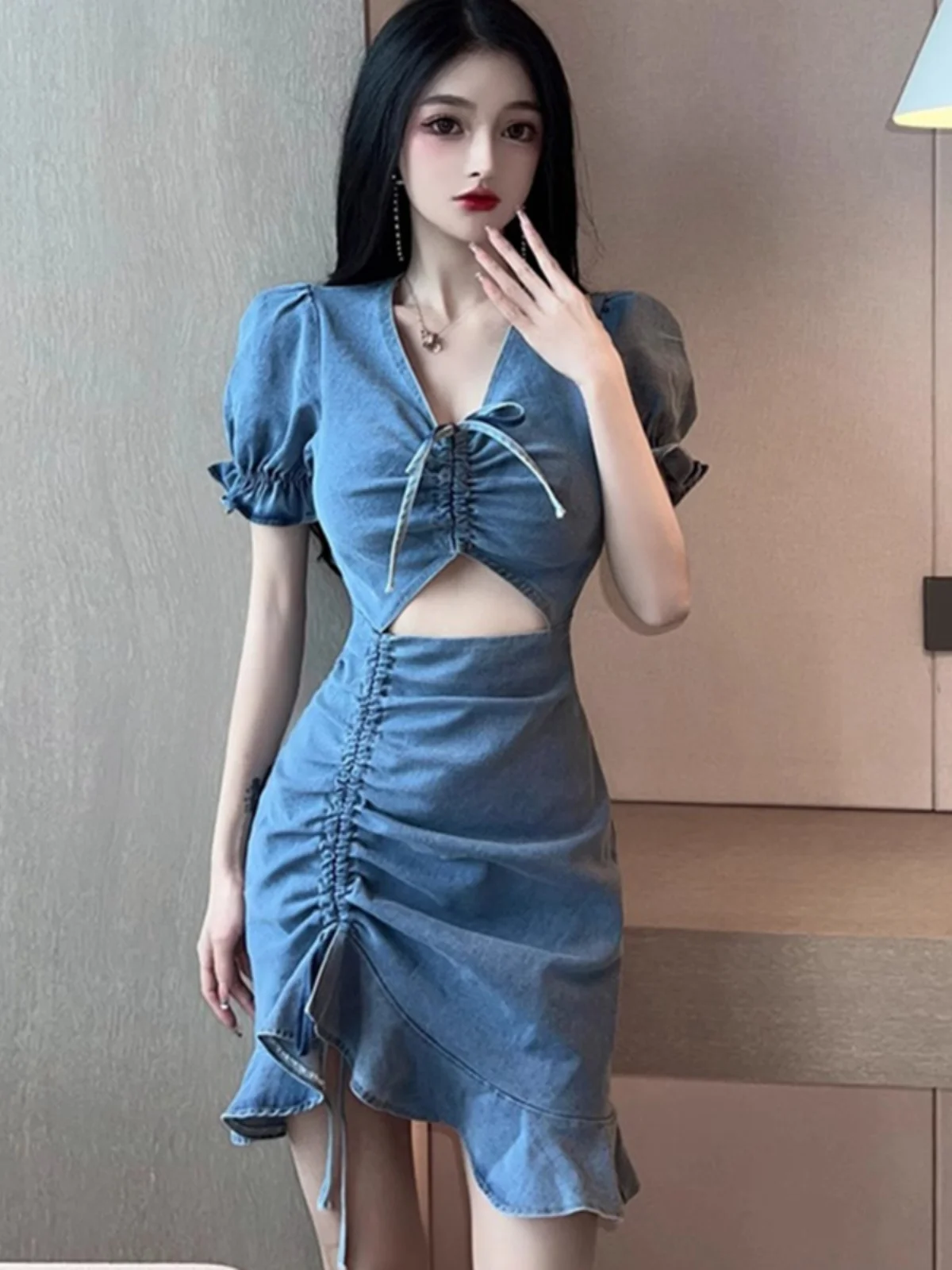 Gonna di jeans a coda di pesce con scollo a V francese Abiti corti slimfit con volant estivi Abito sexy scavato in tinta unita per donna