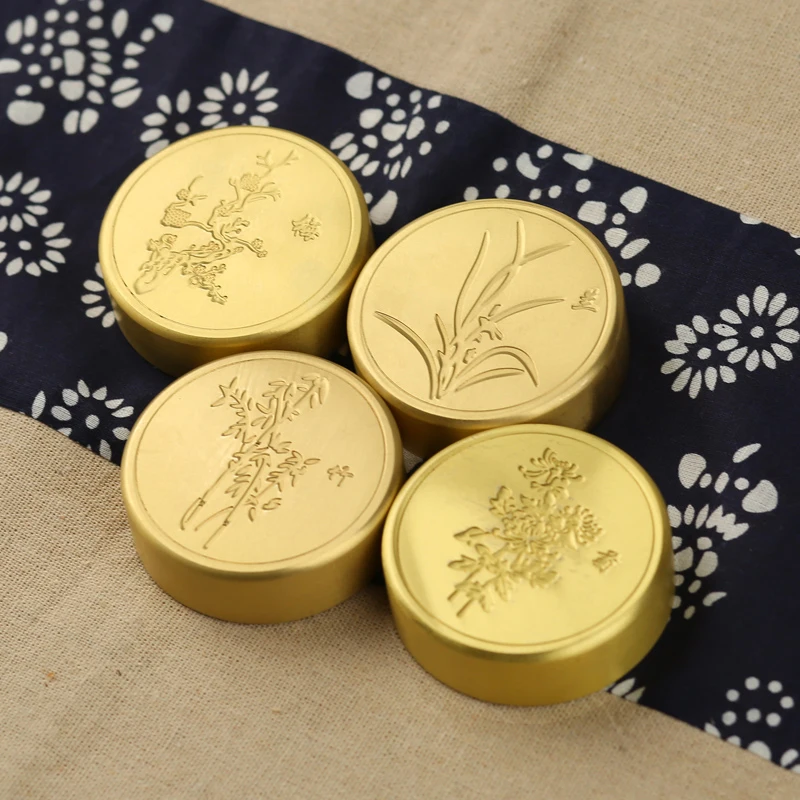 

Round Paperweight Portable Chinese Flower Plants Brass Metal Chinese Brush Pen Painting Paper Weight 400 g