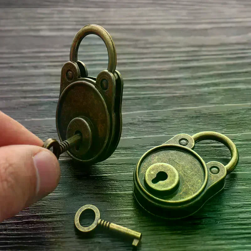 Hot Chinese Vintage Padlock Old Style Lock Notebook Luggage Belt Antique Bronze Plated Padlock With Key Suitcase Locks Hardware