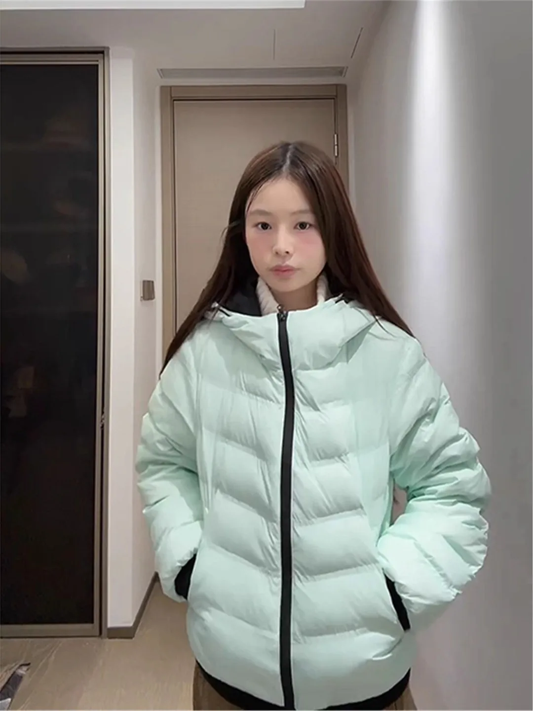 

Легкая женская куртка-пуховик мятно-зеленого цвета с контрастными вставками, в американском ретро-стиле, свободного кроя, на молнии, теплая, хлопковая, верхняя одежда