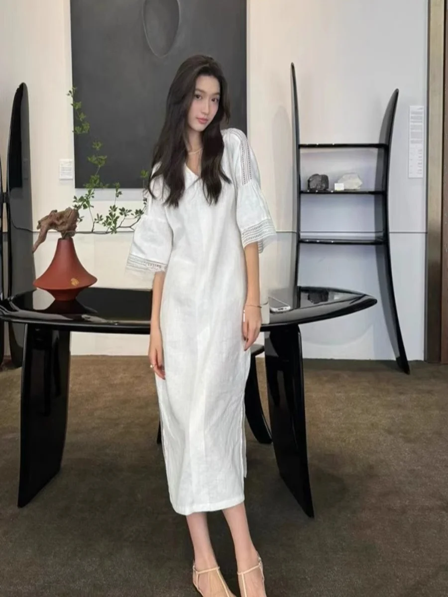 

Белое свободное женское летнее платье-клеш с V-образным вырезом, длинное, тонкое, без рукавов, от бренда Rouje Kefss, стандартного кроя