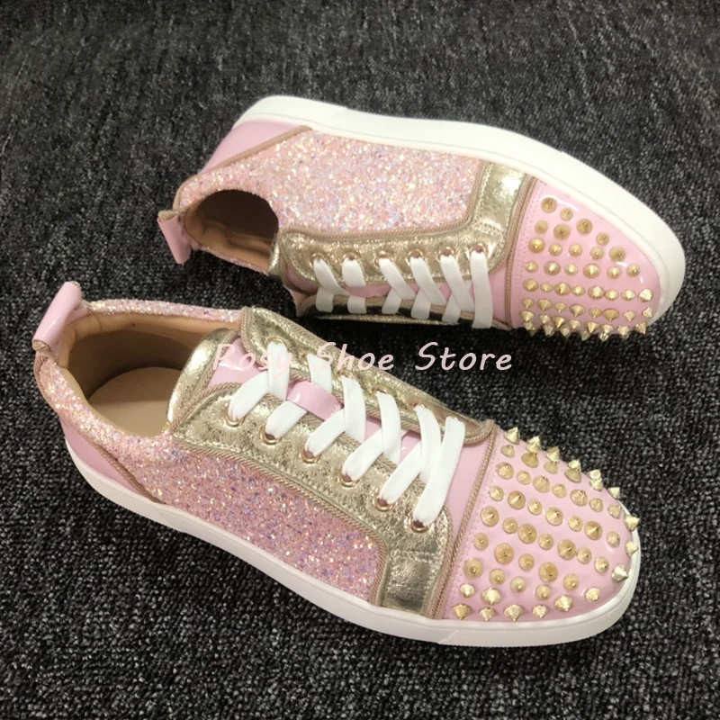 Klassische handgefertigte Unisex-Freizeit-Sneaker aus Lackleder, luxuriöses Design, runde Zehenpartie, goldene Nieten, Schnürung, atmungsaktive flache Einzelschuhe