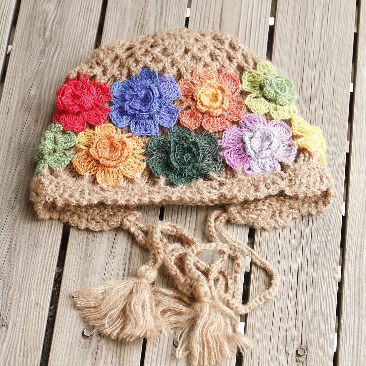 2025 NUOVA moda Autunno Inverno Donna Beanie Cappelli in filato di fiori Jacquard Lace-up Cappello lavorato a maglia Berretti caldi ispessiti con paraorecchie