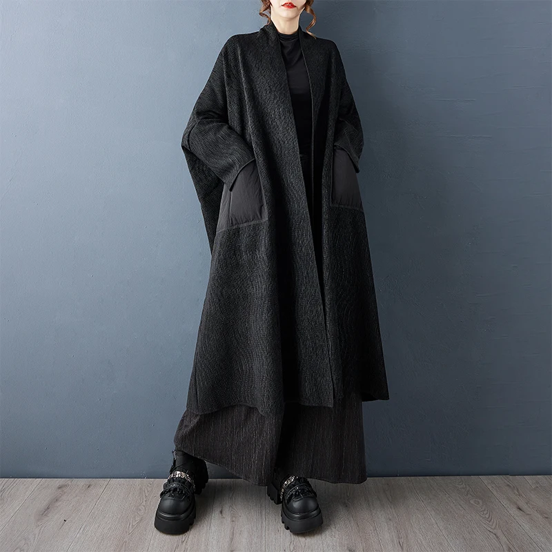 Jesienno-zimowy nowy płaszcz w stylu retro z teksturą, patchworkowy, o kroju oversize, o średniej długości.