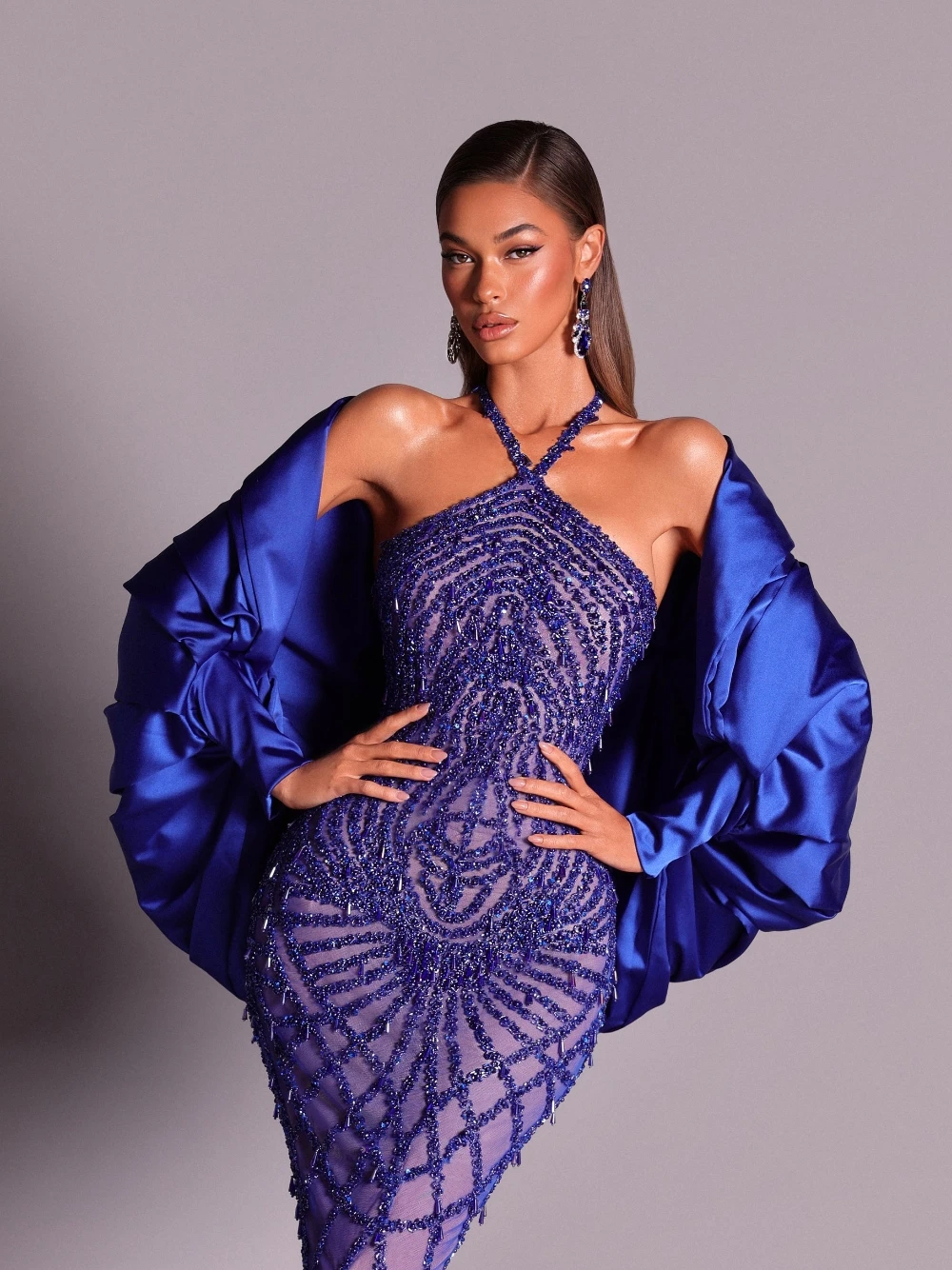 ชุดราตรีทรงเมอร์เมดคอ halter ประดับลูกปัดสุดหรู พร้อมเสื้อคลุมผ้าซาตินสีน้ำเงินเข้ม ชุดราตรีเซ็กซี่วิบวับสำหรับงานพรอมและงานพิธีการ
