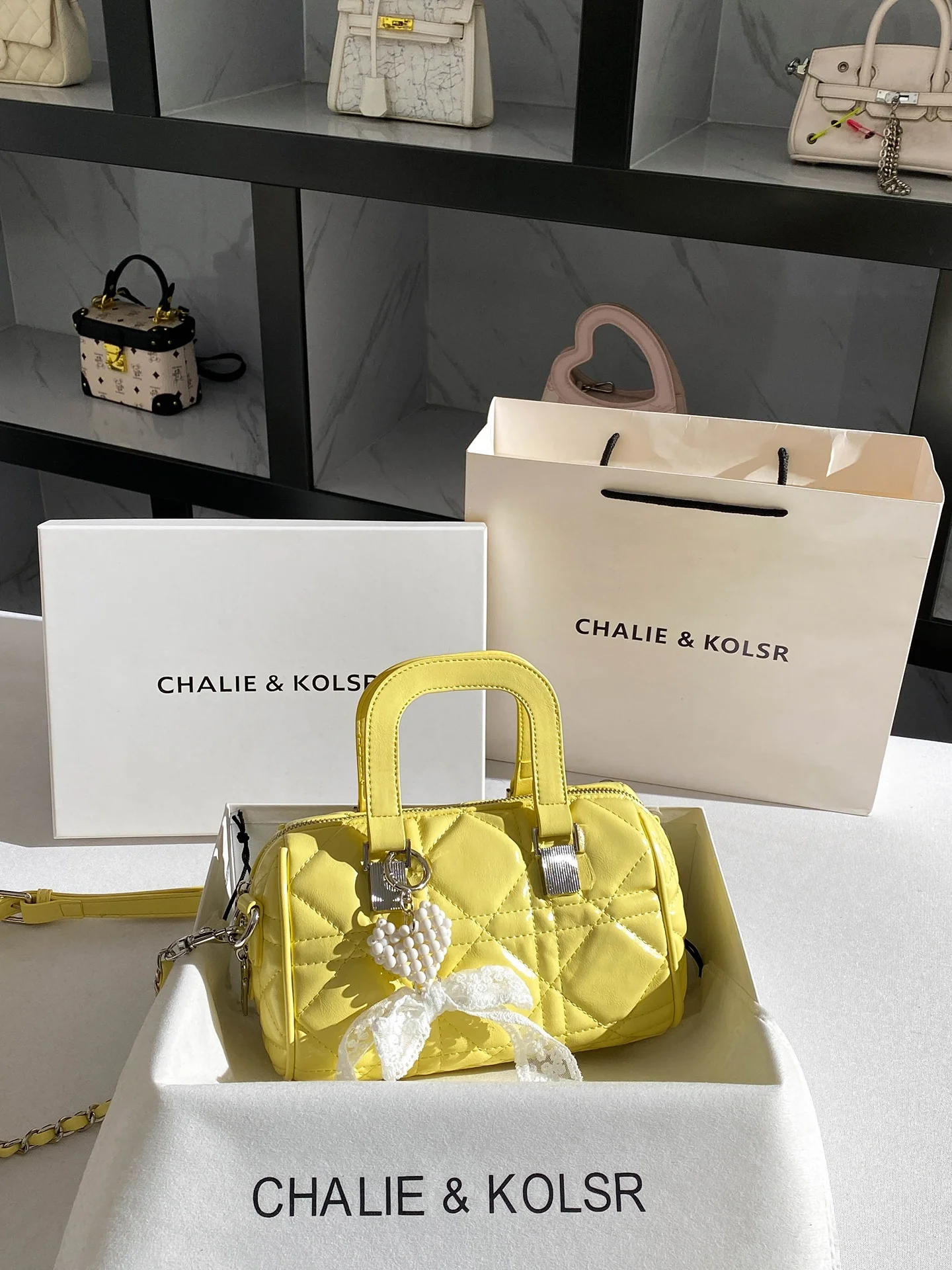 borsa-boston-con-motivo-a-rombi-in-stile-fragranza-in-miniatura-di-chalie-kolsr-per-giovani-donne-primavera-2026