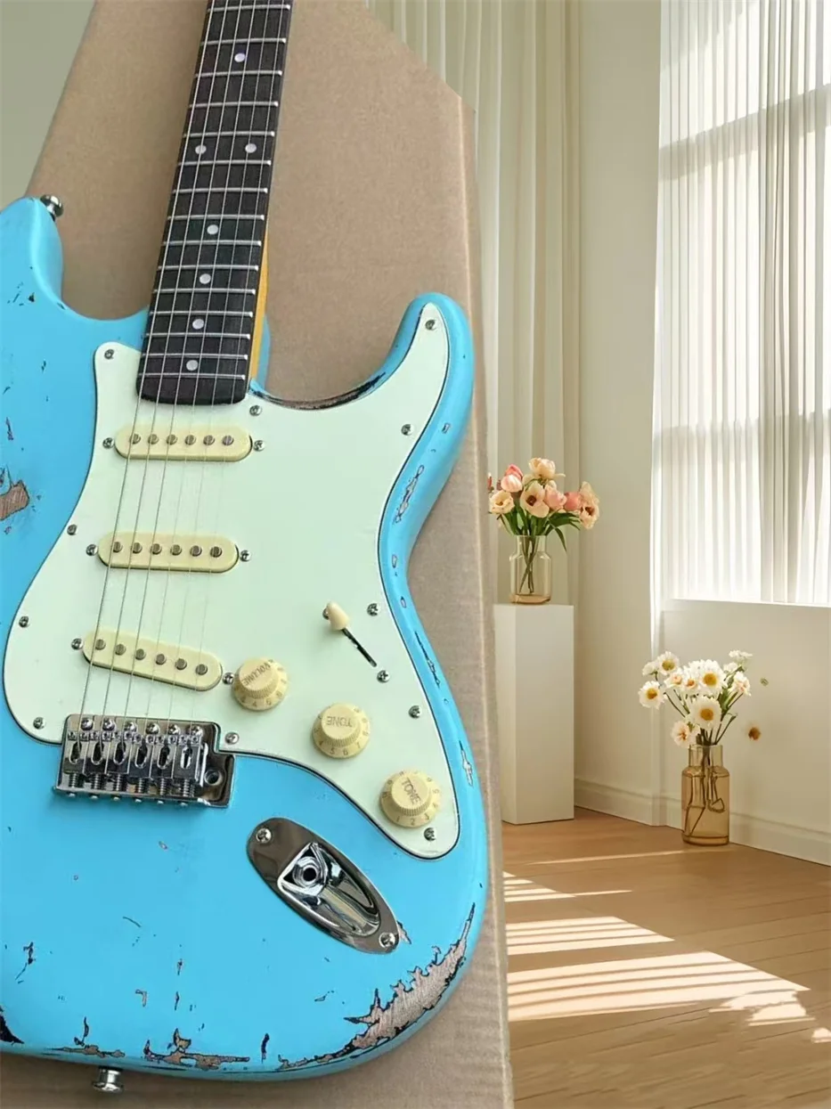 

Heavy Relic Daphne Blue поверх солнечного пояса, инкрустация электрогитарой, тремоло-бридж Whammy Bar, винтажные тюнеры