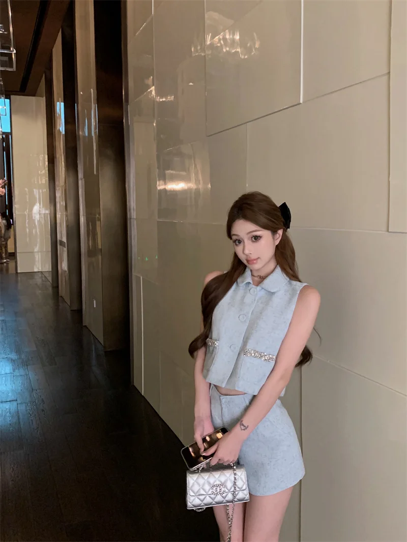 

Элегантный летний комплект для женщин: короткий топ без рукавов и прямые шорты, стильный двухсоставный костюм для вечеринок с эффектом высокого качества.