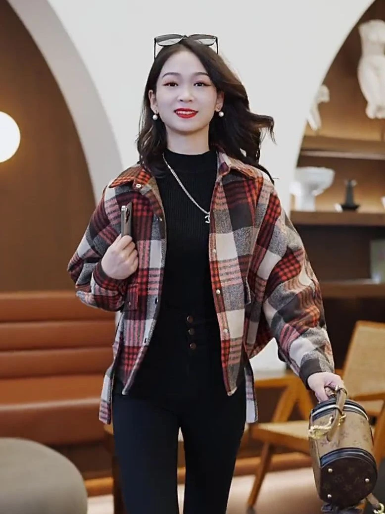 Plush plaid shirt jacket for women, versatile and fashionable, bat sleeves for reducing age, keeping warm and thickening in autu