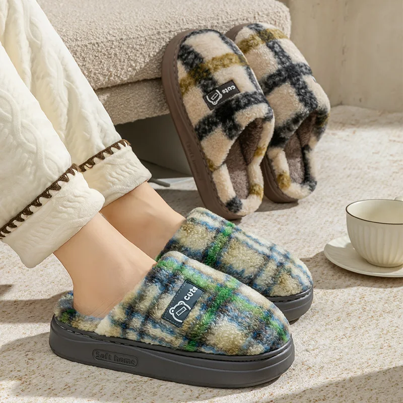 شباشب قطنية نسائية شتوية جديدة للمنزل الداخلي ومضادة للانزلاق دافئة من القطيفة ومضادة للبرد ونعل سميك للزوجين من القطن