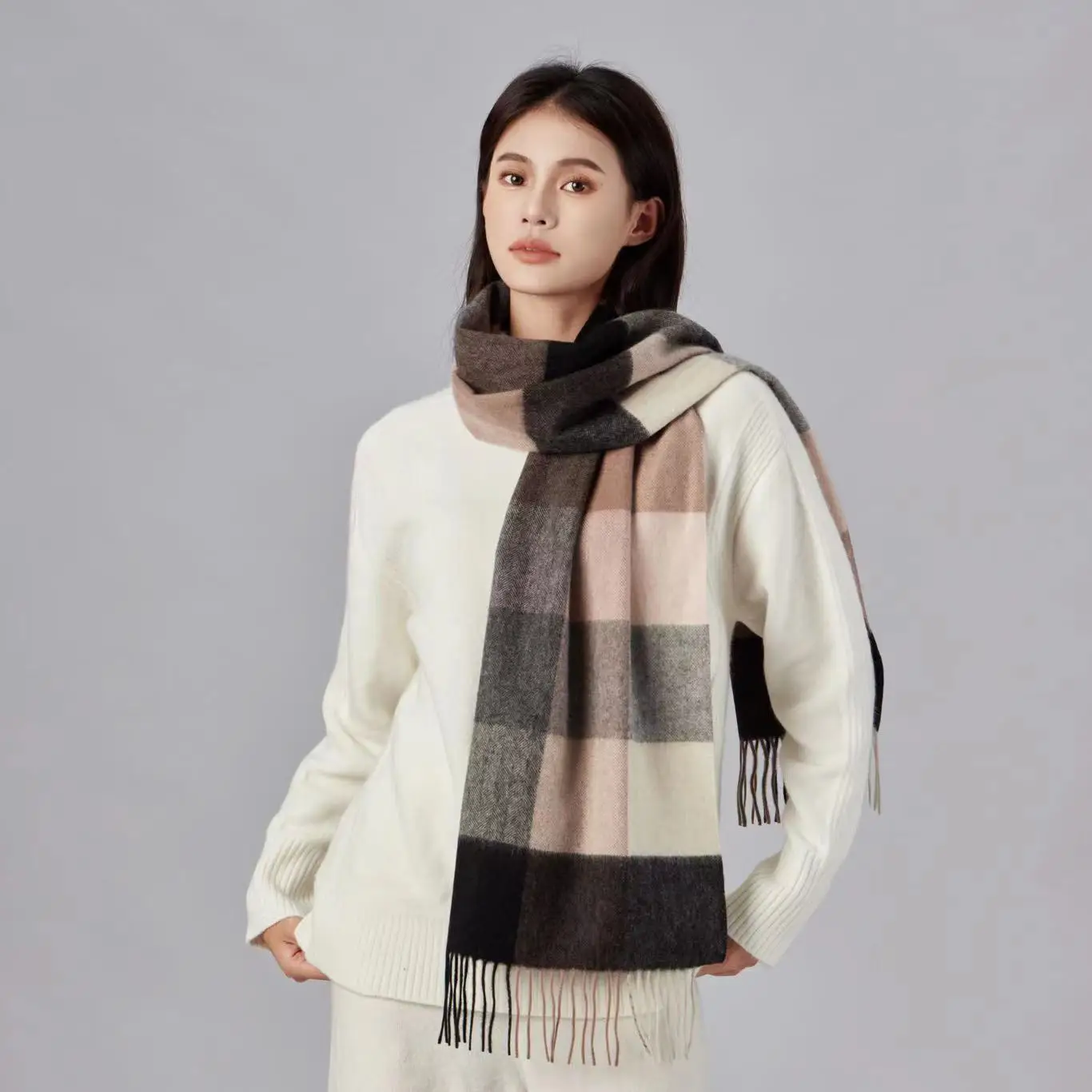 100%Wool scarf with a luxurious and minimalist checkered design, versatile and popular in winter for women and men