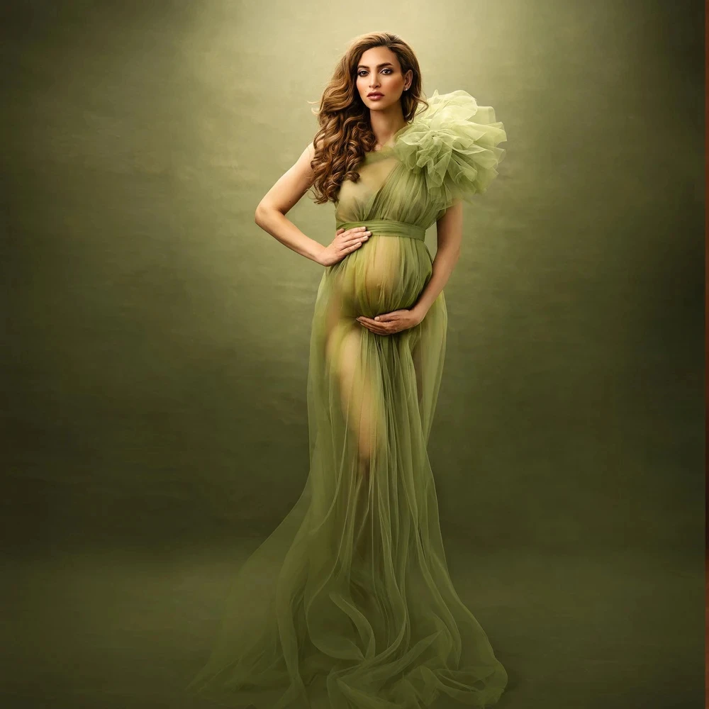 Coloris vert clair La robe de grossesse en tulle vert clair, vue en pied, la jupe évasée en corolle au sol.