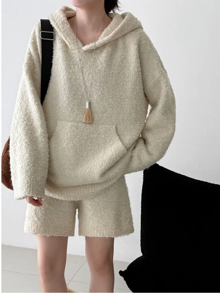 WHTREND 부드럽고 달콤한 따뜻한 울 후드 스웨터 + 반바지 가을 겨울 여성의 새로운 니트 캐주얼 세트 WH1606
