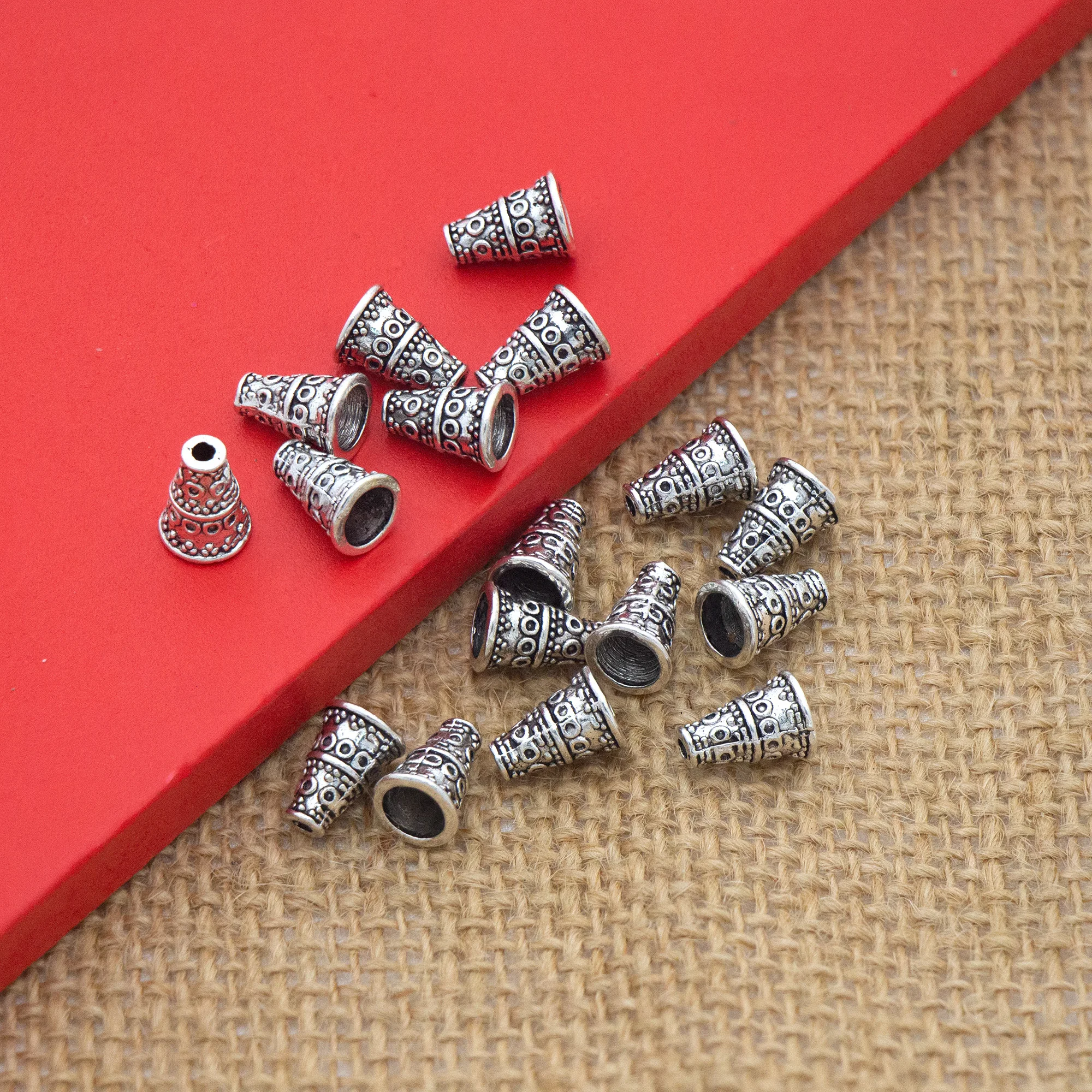 22 szt. Koraliki stożkowe 7.5X10mm antyczne srebro/brąz/miedź koniec pomponem DIY Making rzemiosło L1083