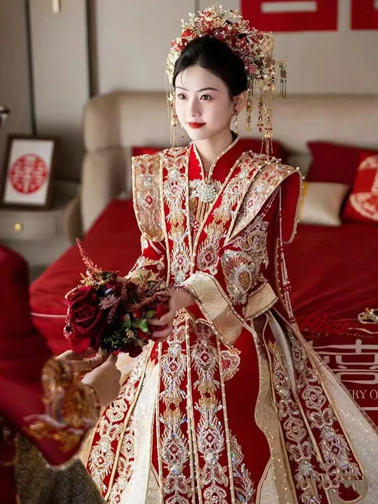 

The new Chinese-style bride's wedding dress phoenix crown and red veil pavilion toasting is for a short person