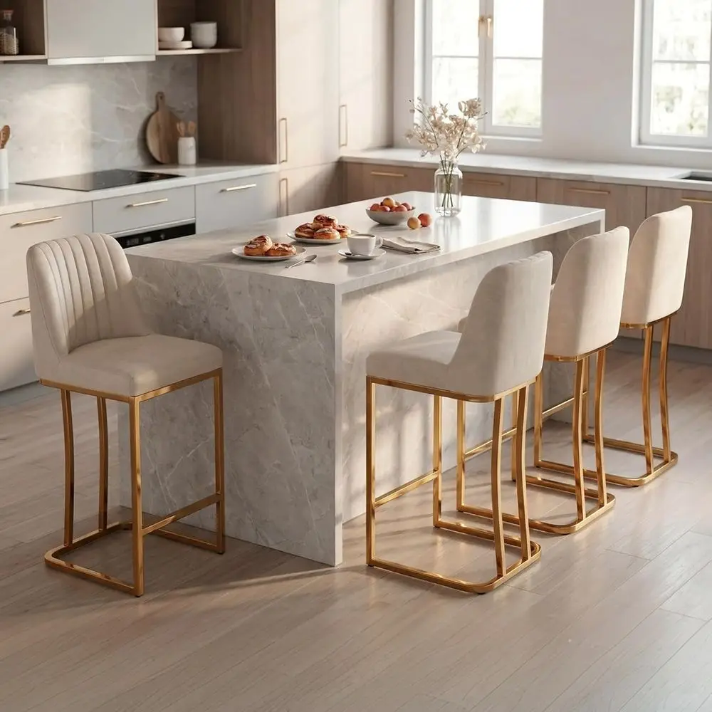 

Набор из 4 бежевых барных стульев с мягкой обивкой, высокой спинкой и золотистыми металлическими ножками