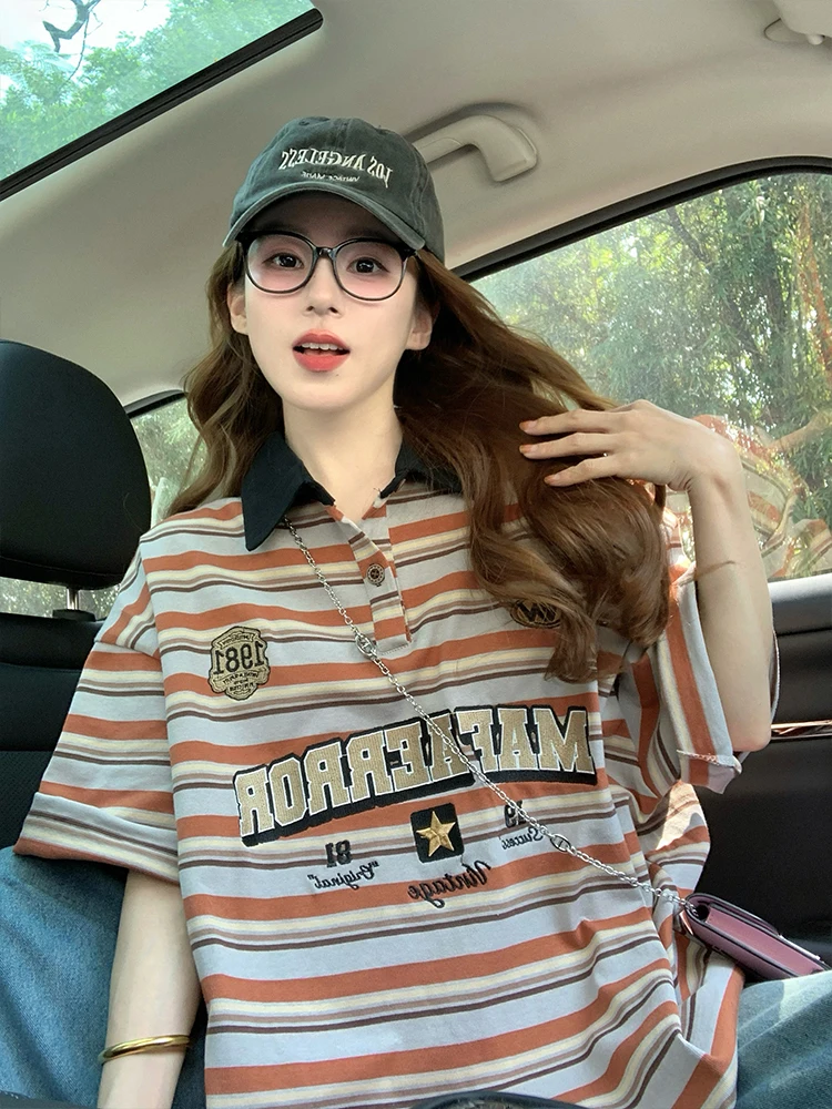 เสื้อยืดลายทางสไตล์อเมริกันย้อนยุค ดีไซน์หลวมๆ สำหรับผู้หญิง เสื้อทรงสเวตเชิ้ตสำหรับฤดูร้อน สไตล์วิทยาลัย เวอร์ชั่นเกาหลี ผ้าคอตตอนผสม