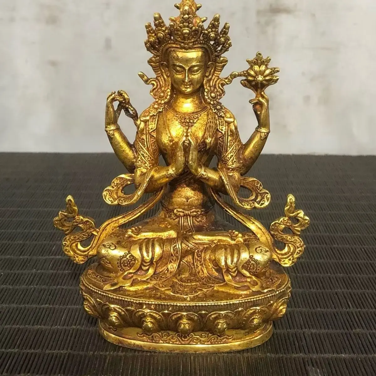 Gilt Four-armed green tara avalokitesvara bodhisattva Ornament Decoration Tea Pet Figurines Desk Decor Accessories