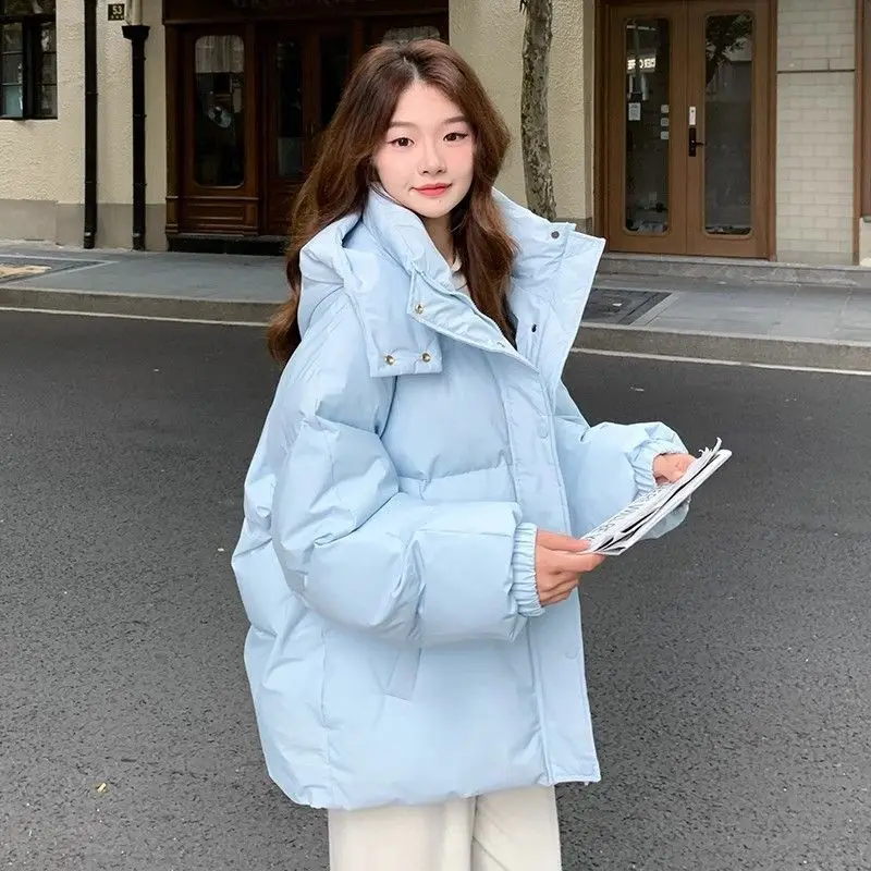 سترة قطن عصرية بقلنسوة باللون الأزرق الحليبي للنساء لشتاء 2025 تصميم جديد سترة دافئة فضفاضة وسميكة معطف شتوي أزرق #5