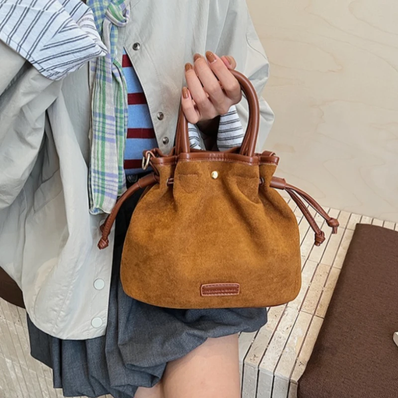 

Модная маленькая сумка-ведро из искусственной замши для женщин, сумки на плечо, осенняя новая дизайнерская однотонная сумка через плечо, сумки в стиле ретро с рюшами