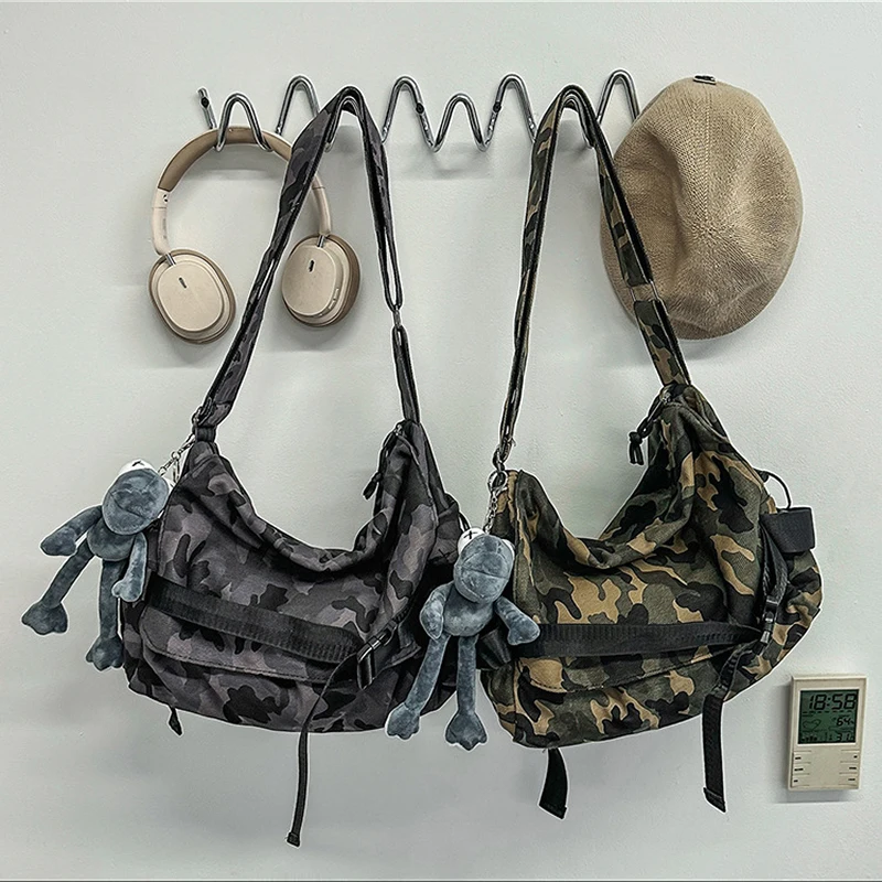 Sling Backpack Shoulder - กระเป๋าสะพายข้างสไตล์ฮอบบี้ลายพราง ความจุขนาดใหญ่ กระเป๋าสะพายไหล่ไนลอนลำลอง สไตล์สตรีทแวร์ กระเป๋าเป้สะพายหลังสำหรับเดินทางประจำวัน กระเป๋าสำหรับวัยรุ่น