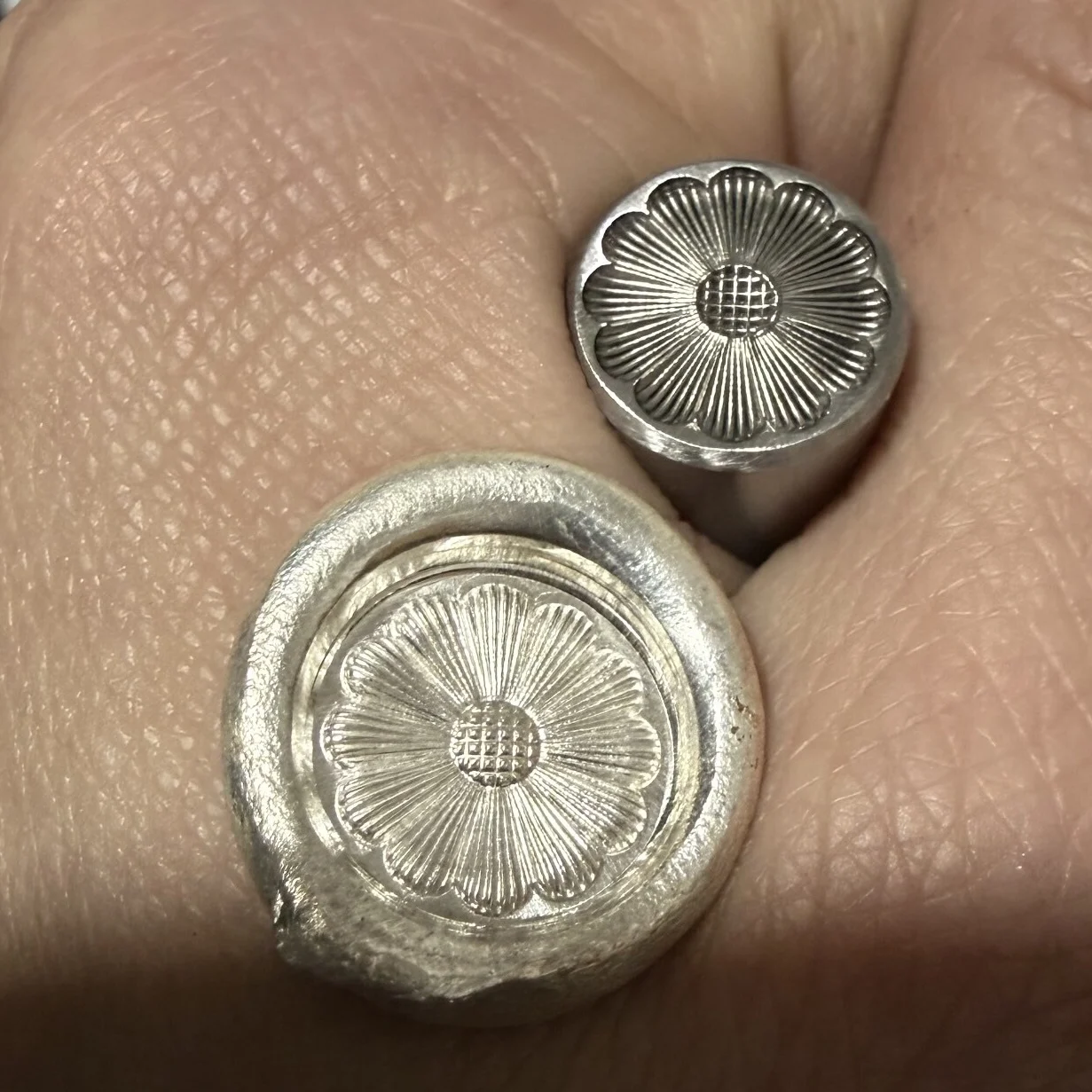 

3D Chrysanthemum Daisy Design Metal Stamp Jewelry Marking Punch Silver Gold DIY Steel Stamper Hydraulic Pressure Pressing