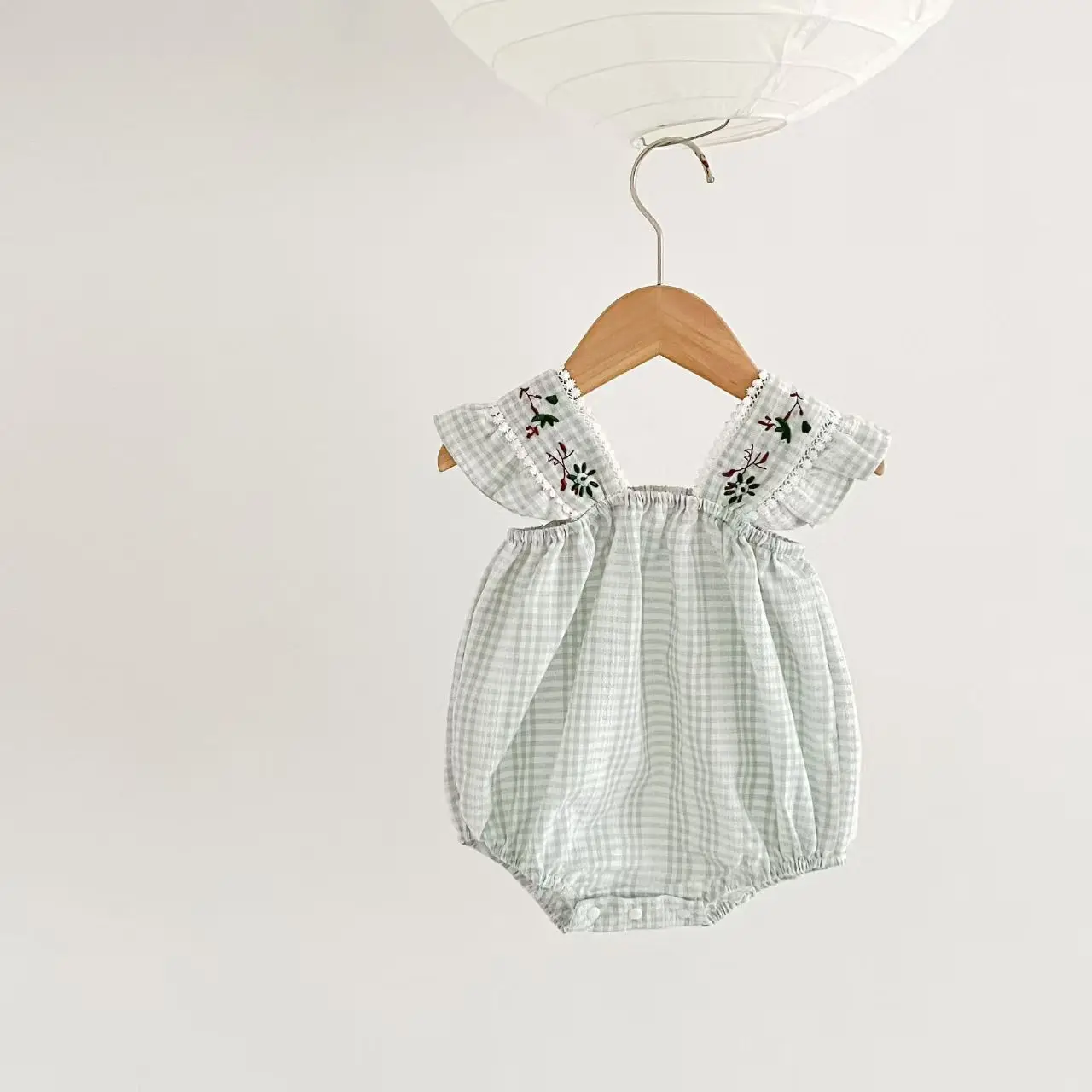 Sommerlicher, süßer und modischer Wickel-Strampler im koreanischen Stil für Babymädchen, aus natürlichem und atmungsaktivem Stoff.