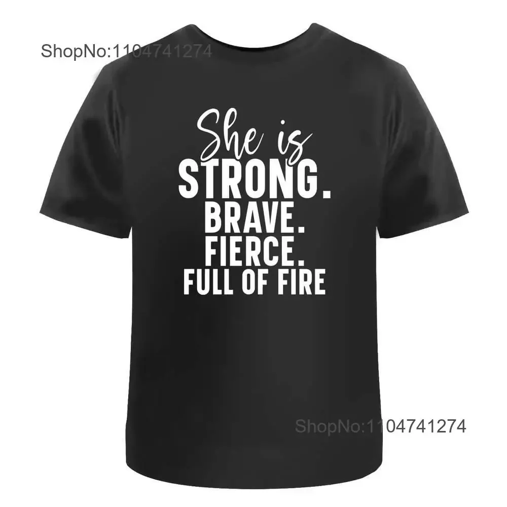 

Футболка для взрослых «She Is Strong Brave Fierce Motivational Text» TA 051775 винтажная стираная дизайнерская одежда Топ для повседневного ношения