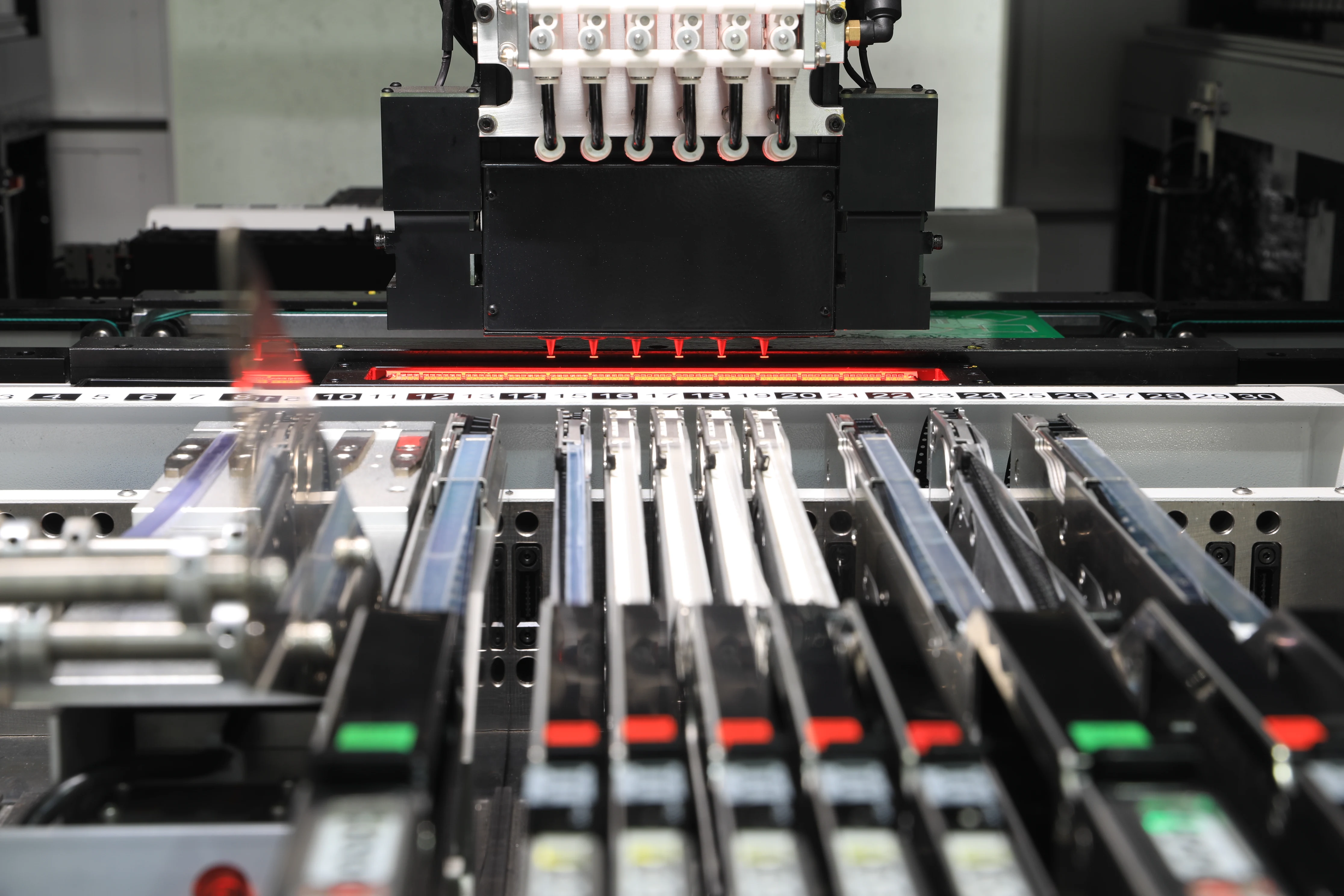 Linea di produzione universale di lampade a LED Macchina automatica per la raccolta e il posizionamento di lampadine