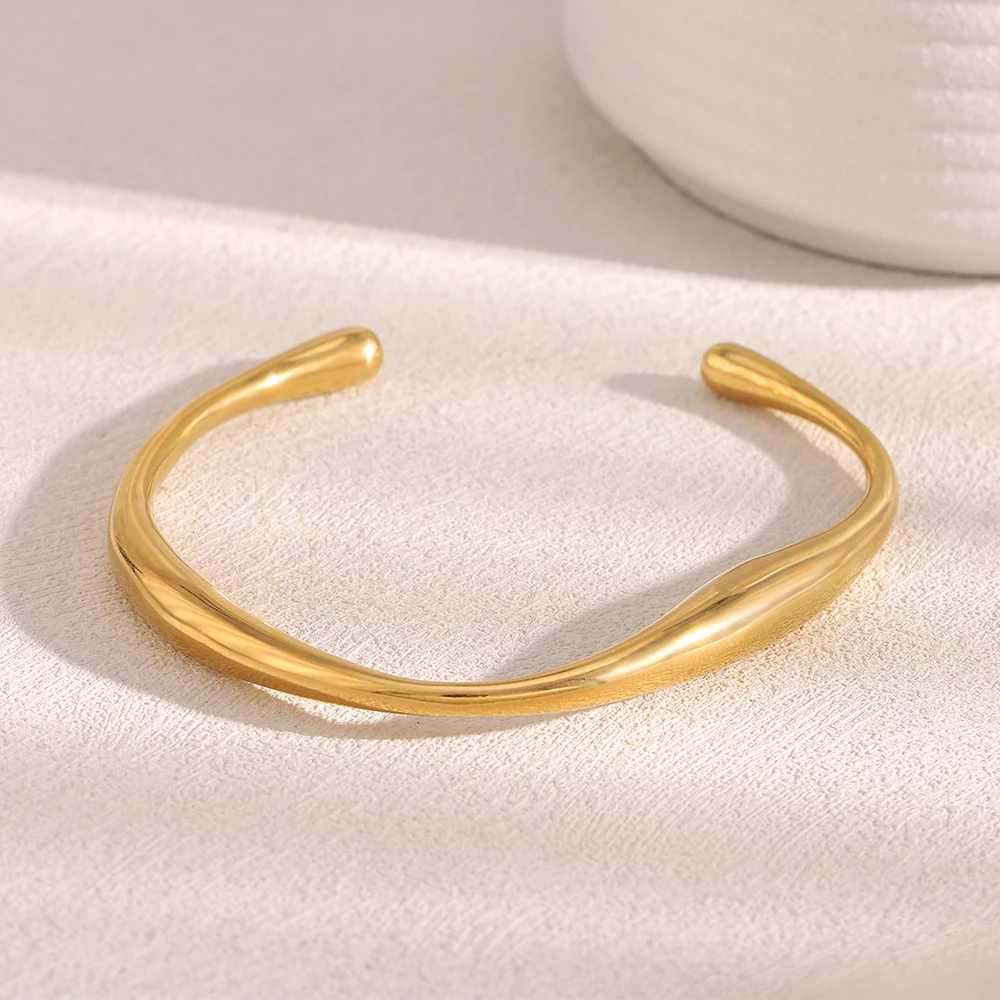 E.B.belle Neues, glattes, unregelmäßiges, gedrehtes Manschettenarmband, 18 Karat vergoldeter Edelstahl, minimalistischer Stil, Damenschmuck – Detail 8