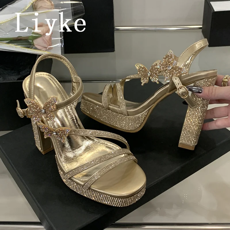 

Liyke/2020 новые сандалии на платформе золотого, серебряного цвета с квадратным открытым носком, женские модные туфли на высоком каблуке со стразами и бабочкой для вечеринки и выпускного вечера