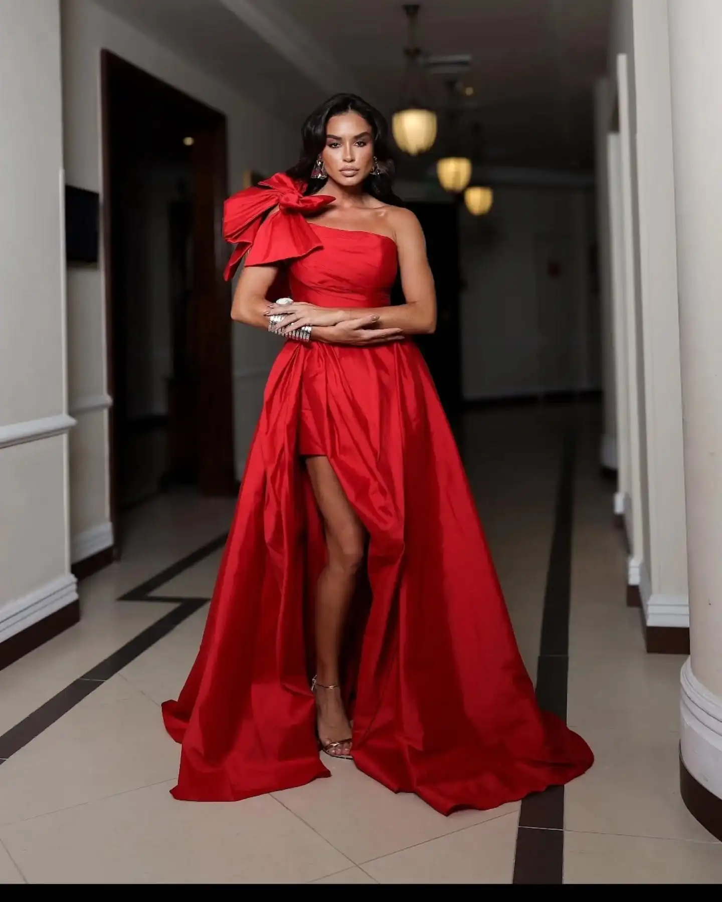 

Customized Modern Strapless Satin Sleeveless Evening Dresses Elegant A-Line Floor Length Celebrity Gowns Vestido De No