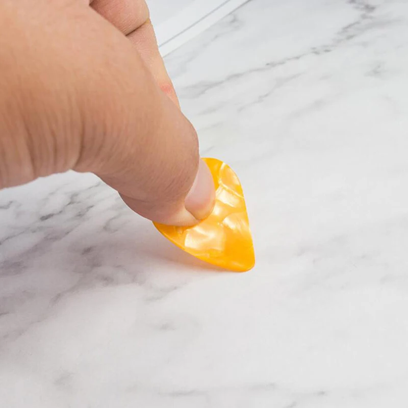 رائجة البيع 10 قطعة Plectrums 1 اختيار حامل الكهربائية السليلويد الصوتية الغيتار يختار لون عشوائي ملون