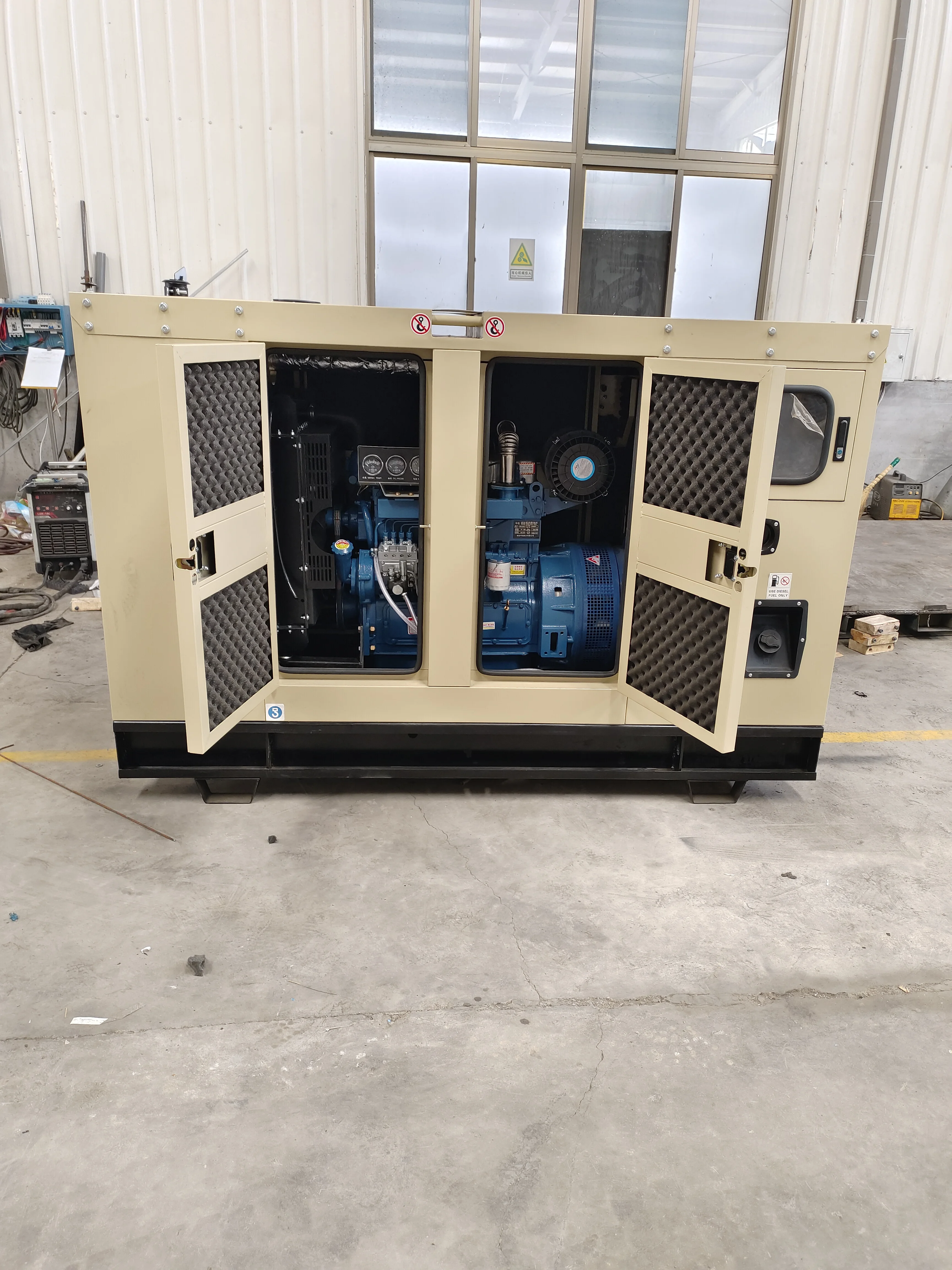 مولد ديزل صامت عازل للصوت عالي الجودة من ويفانغ ريكاردو 40kw 50kva مع مولد كهربائي بدون فرش وخزان وقود أساسي
