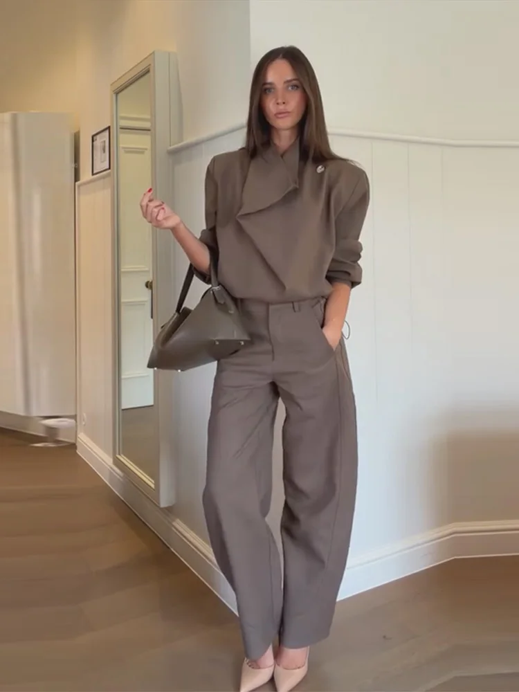 Eleganter, einfarbiger Damen-Hosenanzug mit langen Ärmeln, Stehkragen, Knöpfen und weiten Hosenbeinen, Set für Damen, Herbst 2026, neue Damen-Outfits.