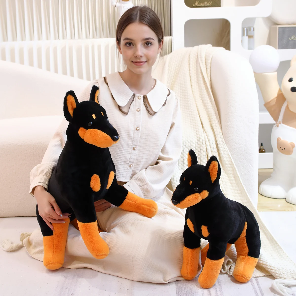 Un grand jouet en peluche teckel mignon et doux, une posture assise de chien créatif, un coussin de poupée teckel, un cadeau de fête d'anniversaire