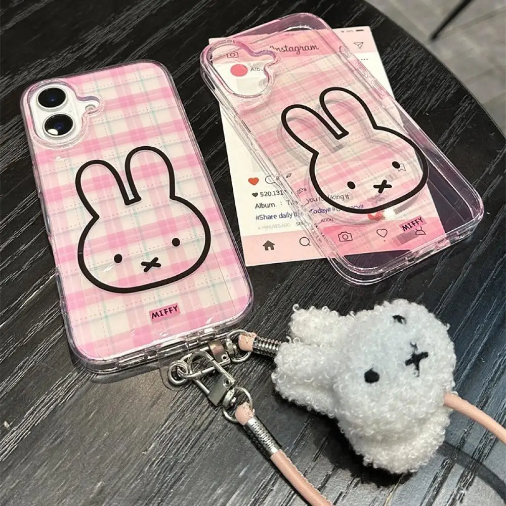 La custodia per telefono con fotocamera a forma di cuore per ragazza con cordino carino a quadretti Miffy Rabbit è adatta per la serie Iphone16 15 14 13Promax