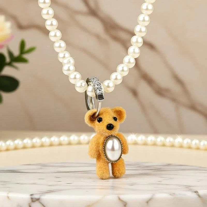 

Женщина в виде милого плюшевого колье с медведем в сочетании с легким роскошным и модным аксессуаром-цепочкой на ключицу.