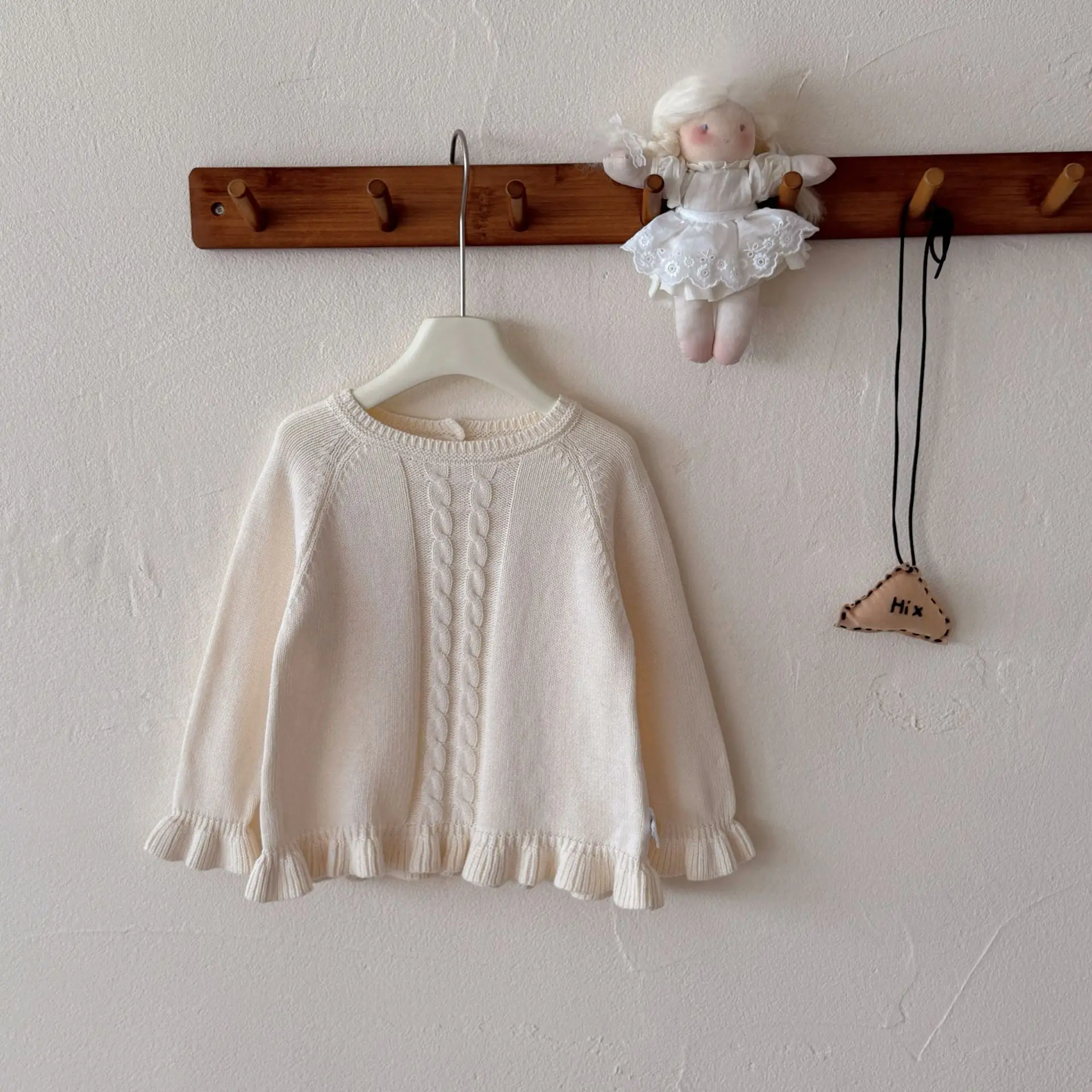 

New autumn and winter baby clothing for 0-3 years old, round neck apricot colored pullover long sleeved sweater