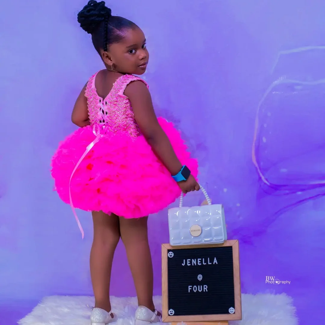 Abiti da ragazza di fiore rosa caldo per matrimonio Lunghezza al ginocchio Bella ragazza Festa di compleanno per bambini Abiti da prima comunione personalizzati