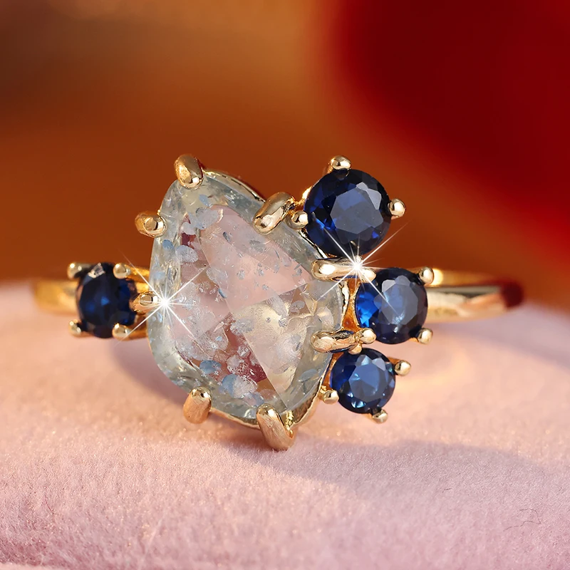 Ästhetischer Damenring mit eingelegtem meerblauen Stein, trendige geometrische Form in goldener Farbe, für den täglichen Gebrauch, Partyschmuck, Jubiläumsgeschenk – Detail 4