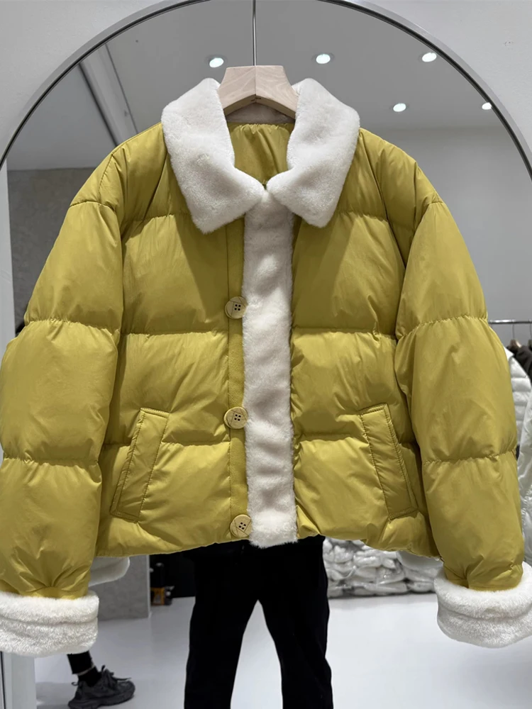 2025 Inverno Nuova Personalità Piumino da Donna Breve Colletto POLO Polsini di Giunzione Addensato Allentato Piumino d'anatra Bianca Cappotto Caldo