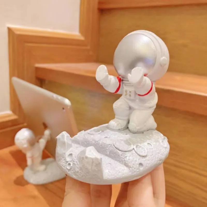 1pc Office Desk Decoration Nordic Style Astronauts Mobile Phone Stand Holder Ornaments Resin Spaceman Bracket Toy Boyfriend Gift