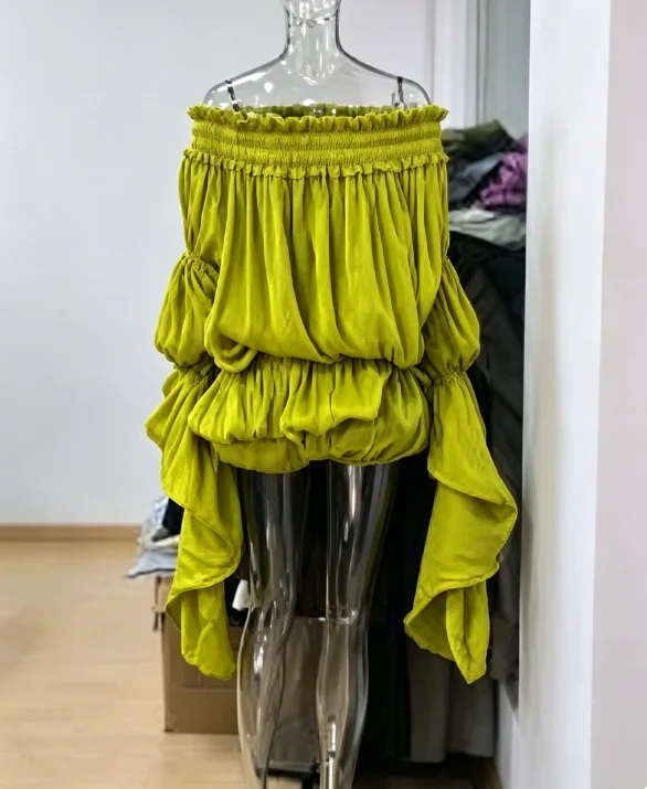 Olivgrünes schulterfreies Satinkleid für Damen, gerüscht, langärmlig, asymmetrischer Saum, sexy Club-Party-Sommerurlaub-Minikleid – Detail 3