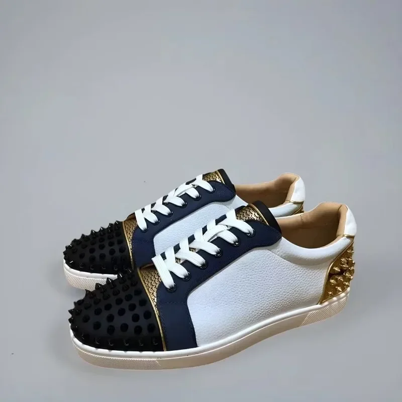 Designer-Low-Top-Schuhe mit roter Unterseite für Herren, Turnschuhe mit Spikes, weißer Lychee-Schuhe aus echtem Leder, Nieten, Zehenkappe, goldene Absätze, flache Sneaker