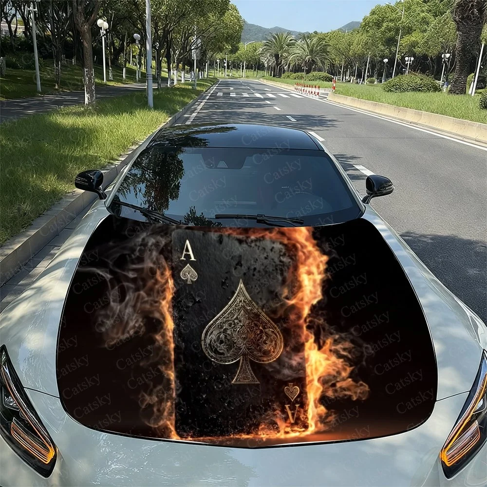 この印象的な車のボンネットデザインは、燃えるようなスペードのエースをフィギュア化し、大胆な炎と伝統的なカードイメージを融合させたユニークなデザインです。