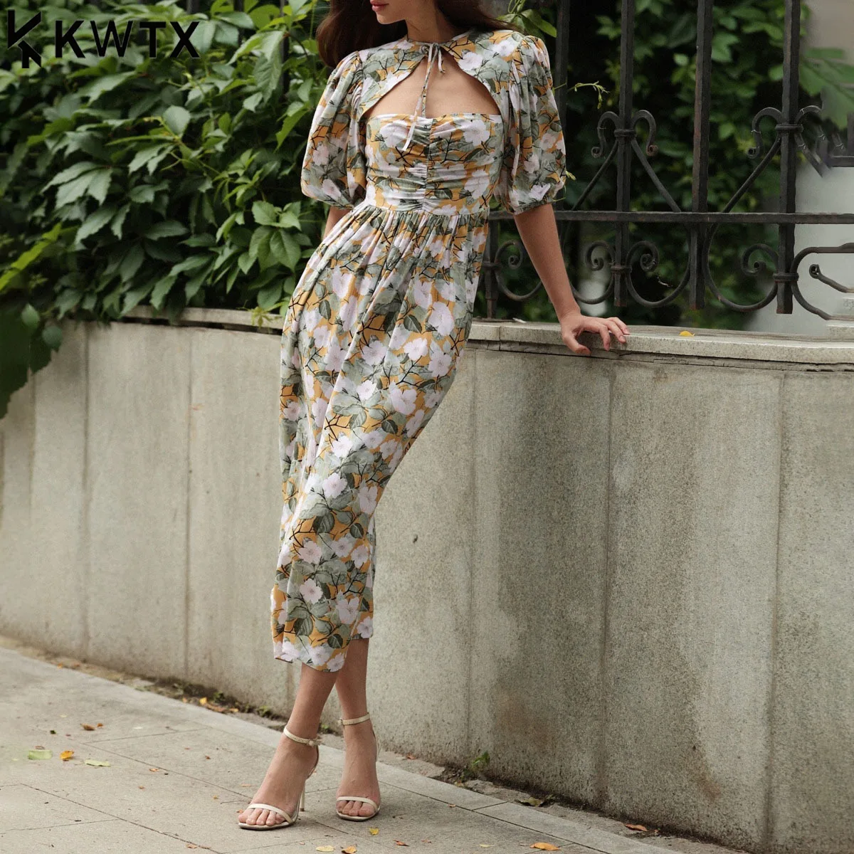 فستان حفلات نسائي من KWTX 2025 جديد أنيق بطيات وربطة خصر مطبوع على الشاطئ والمكتب والشارع مصمم بسيط SS25 فاخر