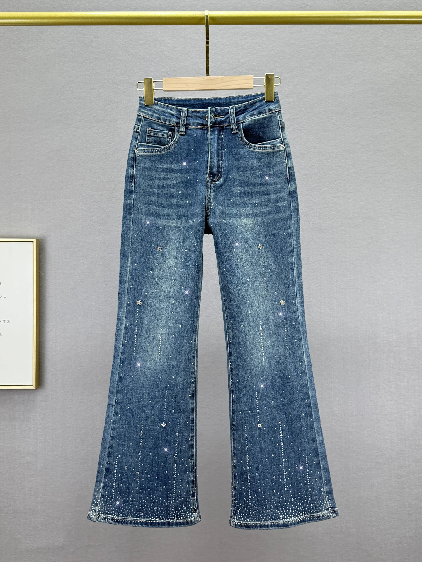 

Весна 2026: Женские джинсы-клеш с высокой талией из хлопкового стрейч-денима, украшенные стразами, с эффектом потертости, укороченные (7/8)