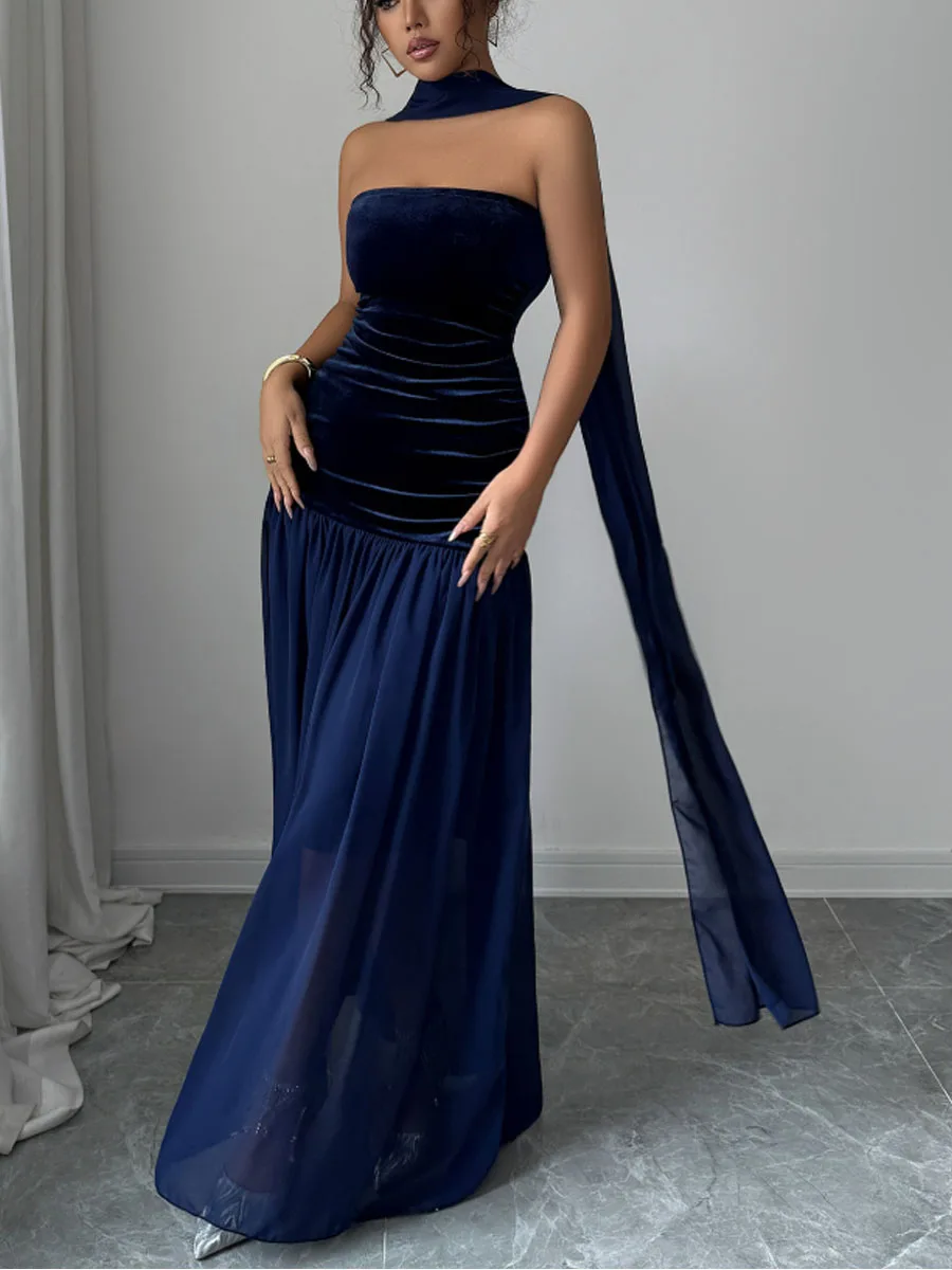 

Элегантное женское макси-платье из темно-синего бархата без бретелек с драпировкой на талии и шифоновым шарфом для торжественных мероприятий