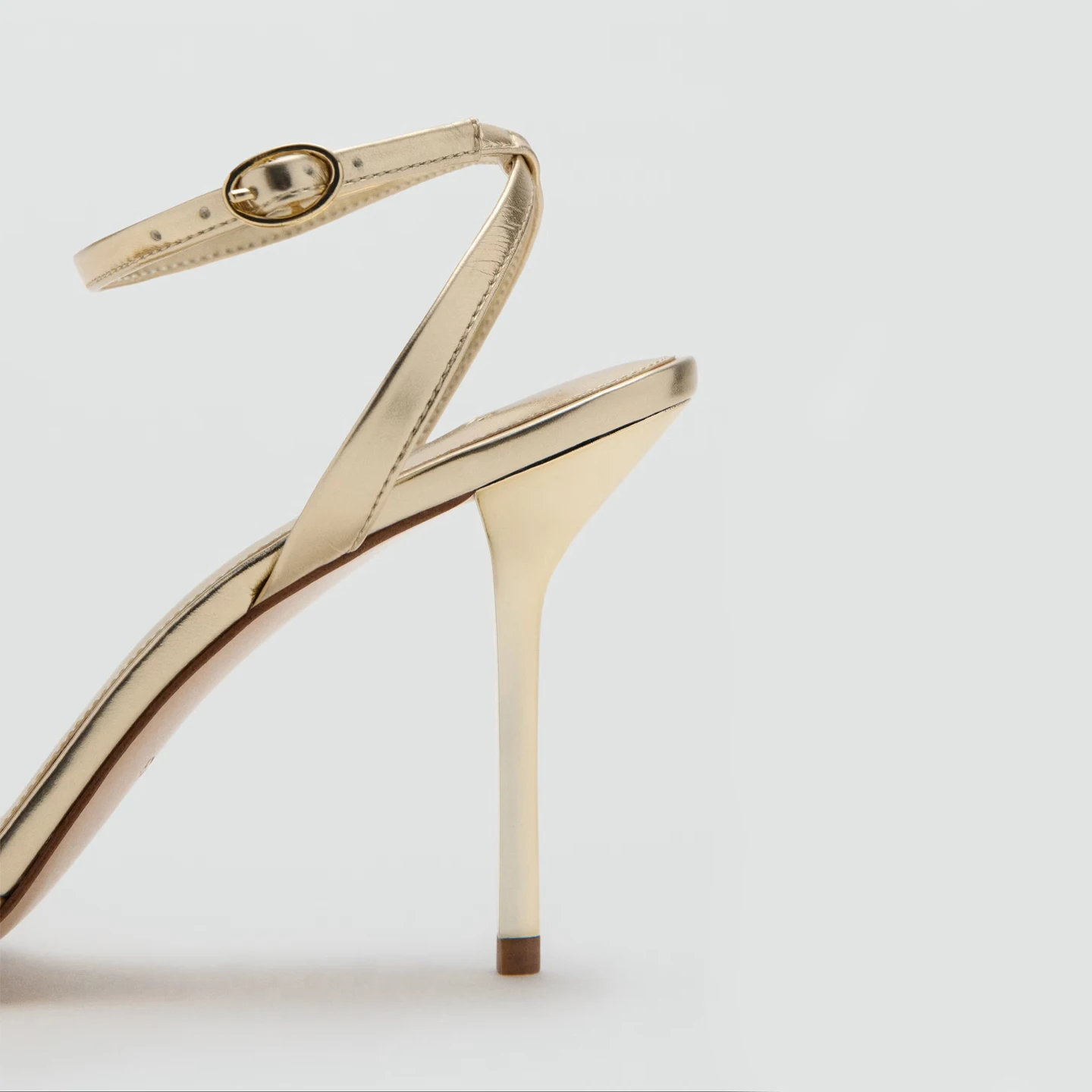 Sandalias de Tacón Fino Doradas Mango Sexy para Mujer, con Hebilla, Correa Fina, Decoración Metálica, Tacones Altos Cómodos y...